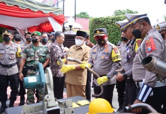 Kapolres Blitar Kota AKBP Argowiyono saat pemotongan knalpot blong
