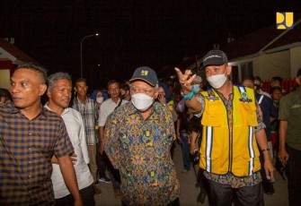 Menteri Basuki saat menerima paparan hasil huntap Seroja di Kabupaten Bima, NTB, Rabu (28/12)