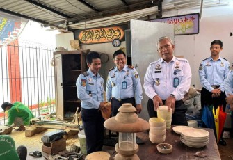 Tejo Harwanto saat melihat bengkel kerja warga binaan Lapas Rangkasbitung 