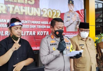 Kapolres Blitar Kota AKBP Argowiyono saat keterangan pers 
