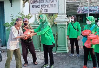 Pembagian takjil Koramil Pati