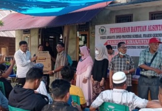 Penyerahan bantuan Alsintan kepada Poktan di Pasaman, oleh Khairuddin Simajuntak
