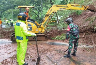 Tanah Longsor di Bawen Tutup Jalur Utama