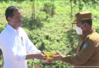 Gubernur Ansar, saat menyerahkan tanah dan air Kepri kepada Presiden Joko Widodo