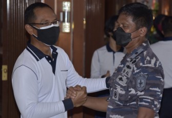 Pangkolinlamil Beri Kejutan Kepala Staf Kolinlamil di Hari Jadinya