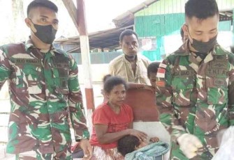 Satgas TNI Bantu Mengobati Masyarakat di Pos Jajaran Perbatasan RI-PNG.
