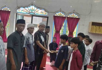 Chairum Lubis SH santuni anak yatim di Masjid Rahmat Medan. Senin (02/05/2022)