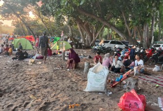 Pengunjung wisata pantai Balekambang, Kabupaten Malang, Sabtu (7/5/2022)