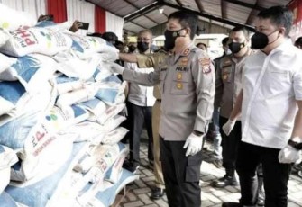 Kapolda Jatim saat meninjau barang bukti penyalahgunaan pupuk bersubsidi. Senin (16/05/2022)