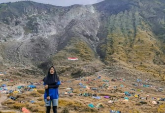 Potret Pendakian pertama di gunung Salasi. (Sumber: Dok. Pribadi Prisca Ariato)
