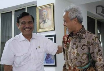 Menko Marves bersama Gubernur Jateng saat menyepakati penundaan kenaikan tarif tiket masuk TWC Borobudur di rumah dinas gubernur Kota Semarang 