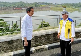 Presiden Joko Widodo saat memberikan arahan Menteri Basuki dalam peninjauan bendungan Sindangheula 