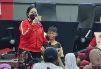Puan bersama ibu dan balita di Sekolah Partai DPP PDI Perjuangan Lenteng Agung 