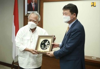 Menteri Basuki saat bertukar cenderamata dengan delegasi Korsel di Jakarta 