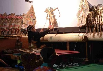 Dalang cilik Vincent saat tampil dalam pagelaran wayang kulit 