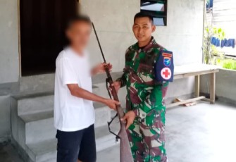 Penyerahan senpi rakitan dari warga perbatasan 