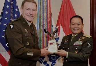 Kasad menerima cenderamata di Pentagon AS