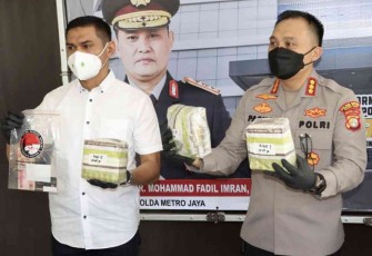 Kapolres Metro Jakarta Barat saat konferensi pers narkotika Sabu 9.544 Kg