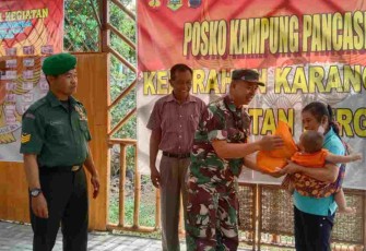 Penyerahan sembako secara simbolis kepada warga 