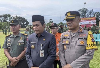 Danramil 03/Awayan Kapten Inf Ahdi Saputra saat mendampingi Bupati Balangan memberikan keterangan pers apel Satlinmas 