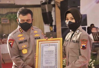 Kapolda Jateng Irjen Pol Ahmad Luthfi saat memberikan penghargaan di HUT Polwan ke 74