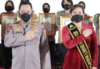 Kapolri bersama polwan berprestasi 