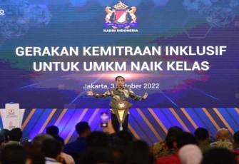 Presiden Joko Widodo menyampaikan sambutannya saat meluncurkan Gerakan Kemitraan Inklusif untuk UMKM Naik Kelas di Gedung SMESCO, Jakarta, Senin (3/10)