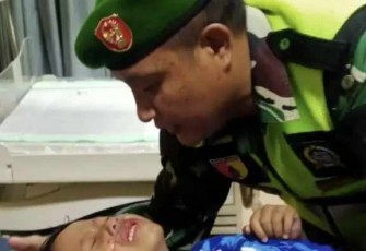 Sertu Kristian Sihumbing saat menyelematkan balita dari kerusuhan di stadion Kanjuruhan Malang 