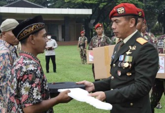 Wadanjen Kopassus Brigjen TNI Deddy Suryadi memberikan simbolis kunci rumah renovasi di Jakarta. Rabu (5/10)