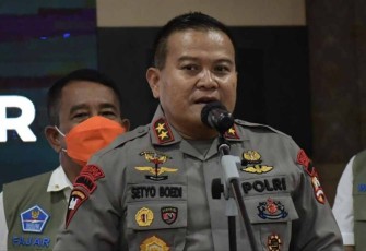 Wadankorbrimob Polri Irjen Pol Setyo Boedi Moempoeni Harso saat memberikan keterangan pers terkait pengamanan liga sepak bola di auditorium wisma Kemenpora, Jakarta Rabu (12/10)