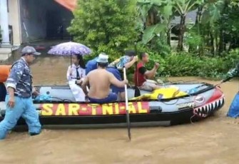 Tim SAR TNI AL evakuasi warga