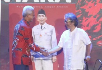 Hadiah istimewa Butet Kartaredjasa ke Ganjar Pranowo 