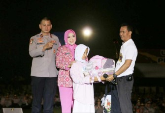 Rere Regina saat menerima santunan di malam tradisi perwira Setukpa Lemdiklat Polri 