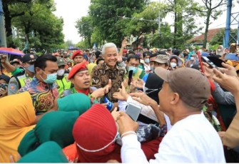Ganjar Pranowo berjalan kaki saat menghadiri muktamar Muhammadiyah dan Aisyiyah ke-48 di Solo Jawa Tengah 