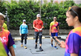 Gubernur Jateng Ganjar Pranowo bersama istri ikuti lari donasi pejuang kanker di Yogyakarta,  Minggu  (20/11) 