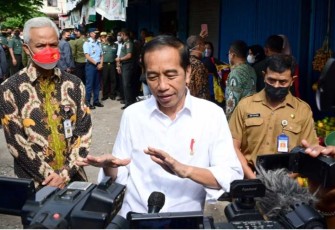 Presiden Joko Widodo menyampaikan keterangannya kepada awak media di Pasar Colomadu, Provinsi Jawa Tengah, Senin, 21 November 2022