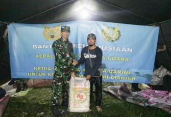 Kadispotdirga Lanud Husein Sastranegara Mayor Lek OKI Hartanto saat menyerahkan bantuan TNI AU korban gempa Cianjur 