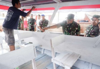 Danrem 023 KS Kolonel Inf Dodi Triwinarto saat cek progres pembuatan kapal motor bantuan Kasad
