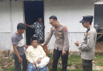 Kapolsek Sokobanah Iptu Ivan Danara Oktavian saat memberikan bantuan sembako penyandang disabilitas 