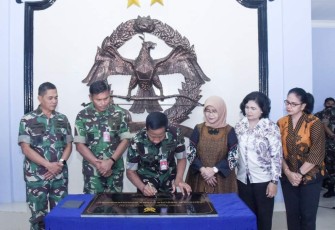 Dankoharmatau Marsda TNI Eddy Supriyono saat menandatangani prasasti 