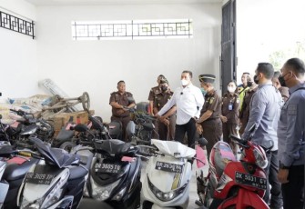Jaksa Agung RI ST Burhanuddin saat sidak barang bukti di  Kejaksaan Negeri Lombok Tengah, Provinsi NTB, Senin (28/11)
