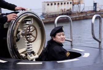 Puan Maharani menerima Brevet Kehormatan TNI AL di kapal selam KRI Alugoro -405 di Jakarta. Senin (28/11)