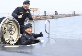 Kasad Jenderal TNI Dudung Abdurachman menaiki kapal selam KRI Alugoro -405 di Jakarta, Senin (28/11)
