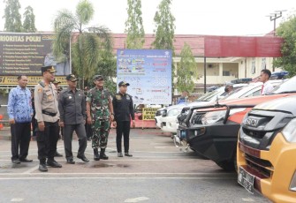 Dandim 1001/HSU-BLG Letkol Inf Dhuwi Hendradjaja saat pengecekan kendaraan operasional penanggulangan bencana. Selasa (29/11)