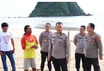 Kapolresta Banyuwangi Kombes Deddy Foury Millewa saat di lokasi wisata Pulau Merah.