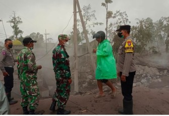 Kapolres Lumajang AKBP Dewa Putu Eka D saat menutup jalur penyebrangan Curah Kobokan