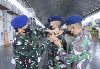 Kadisops Lanud Iswahjudi Kolonel Pnb Reza Muryadi saat menyematkan tanda peserta Latker Flight Control System F-16. Senin (5/12)
