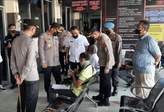 Kapolrestabes Medan Kombes Valentino Alfa Tatareda saat berdialog dengan warga pemohon pembuatan SKCK. Medan, Kamis (8/12)