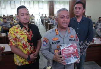 Dirbinmas Polda Jatim Kombes Pol Asep I Rosadi saat memberikan keterangan pers 