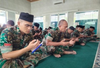 Do'a bersama prajurit Menarmed 2 Kostrad peringati Hari Juang TNI AD Ke-77 di Malang, Kamis (15/12)
